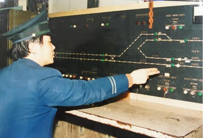 火车站职工工作照（资料图）。重庆火车站供图