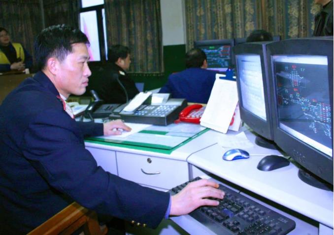 行车人员正在认真监视列车运行情况（资料图）。重庆火车站供图