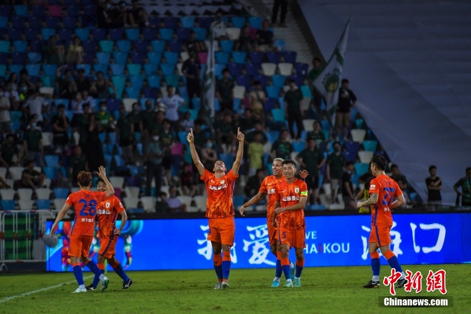 山东泰山队在揭幕战中1:0艰难战胜浙江队。 <a target=