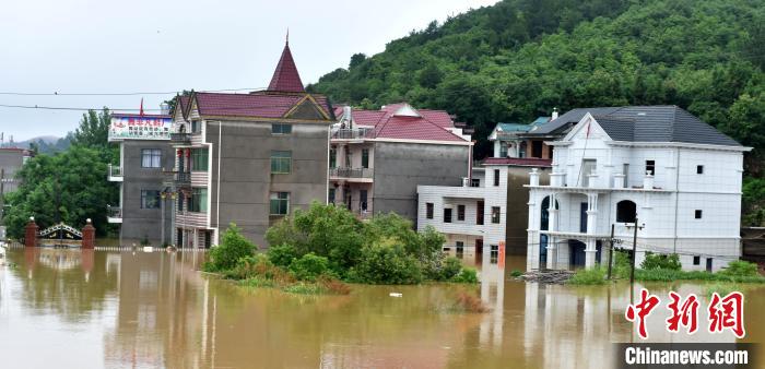 图为6月20日江西乐平市礼林镇黄家村淹在洪水中的房屋。　朱定文 摄
