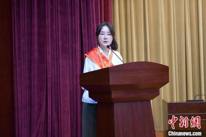 【十年@每一个奋斗的你】“无臂女孩”用双脚创造价值