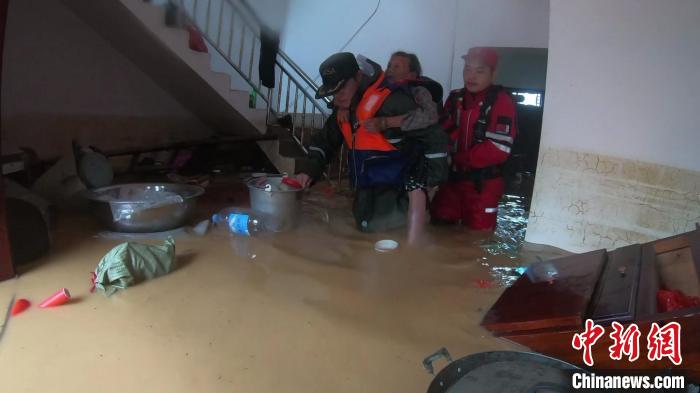 海事部门紧急组织人员转移被困群众。 黄艺坛? 摄 海事部门紧急组织人员转移被困群众。 黄艺坛? 摄