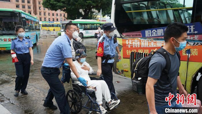 暴雨致铁路中断 广铁警方全力护航停运列车旅客转运 广铁警方供图
