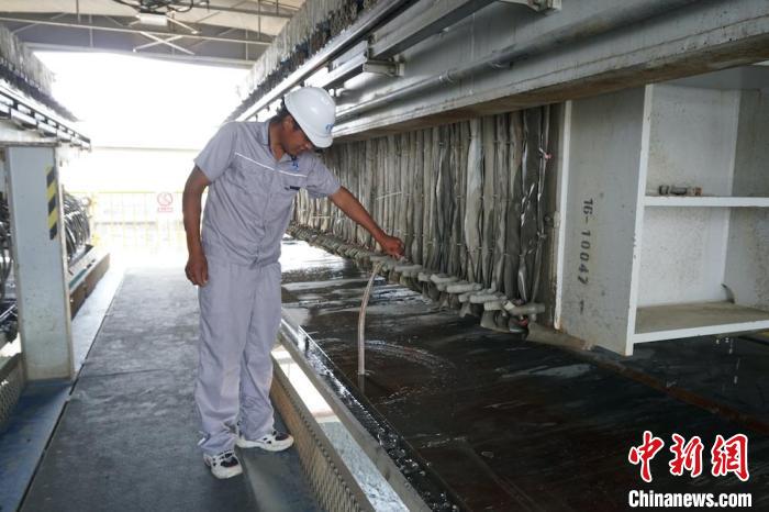 经淤泥固化处理后,产生泥饼和尾水。 孙权 摄 经淤泥固化处理后,产生泥饼和尾水。 孙权 摄