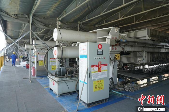 项目部的淤泥固化设备。 孙权 摄 项目部的淤泥固化设备。 孙权 摄