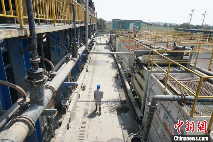 泥浆通过密闭管线被抽出。 孙权 摄 泥浆通过密闭管线被抽出。 孙权 摄