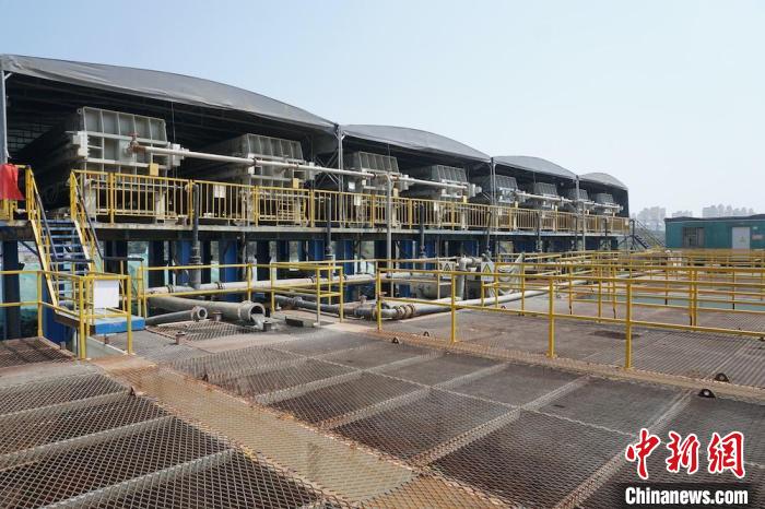 淤泥固化设备一字排开。 孙权 摄 淤泥固化设备一字排开。 孙权 摄