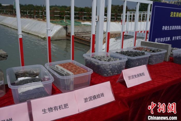 泥饼制成的砖块、免烧陶粒。 孙权 摄 泥饼制成的砖块、免烧陶粒。 孙权 摄