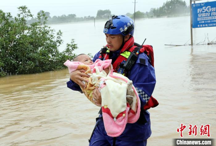 图为民警成功营救一名婴儿。 全州县公安局 供图 图为民警成功营救一名婴儿。 全州县公安局 供图