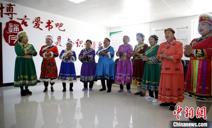 黑龙江同江八岔村：直播推介鱼皮制品传承推广赫哲族文化