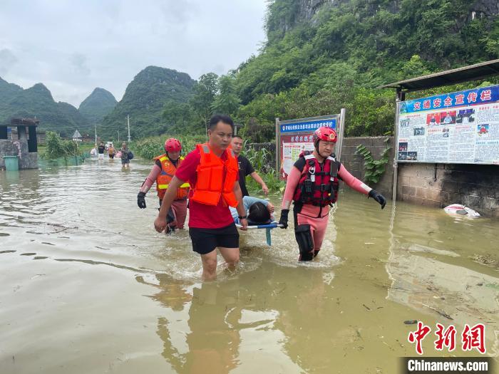 广西罗城：持续暴雨出屯路被阻洪水中接力救援临产孕妇