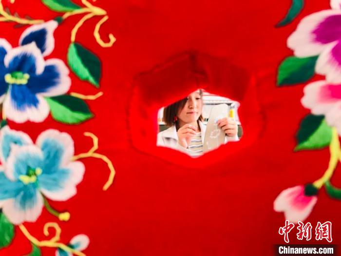 图为甘肃庆阳市镇原县刺绣手艺人制作绣品。 (资料图) 艾庆龙 摄