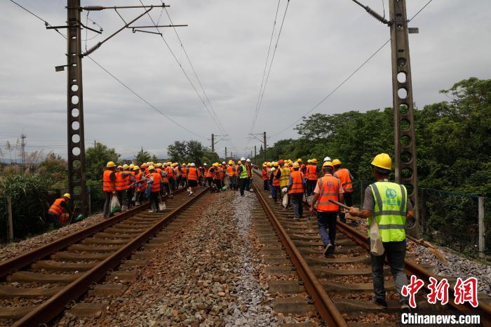沪昆线上饶至广丰间K540+00至K549+900处水漫钢轨,中断行车,铁路部门紧急抢修。 汪翰 摄 沪昆线上饶至广丰间K540+00至K549+900处水漫钢轨,中断行车,铁路部门紧急抢修。 汪翰 摄