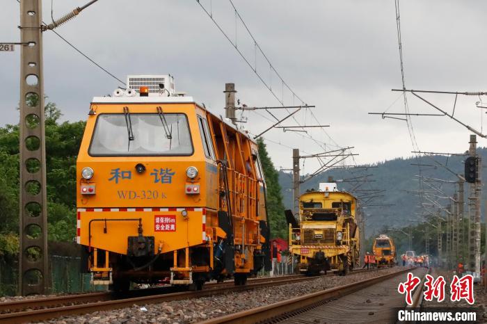 沪昆线上饶至广丰间K540+00至K549+900处水漫钢轨,中断行车,铁路部门紧急抢修。 汪翰 摄 沪昆线上饶至广丰间K540+00至K549+900处水漫钢轨,中断行车,铁路部门紧急抢修。 汪翰 摄