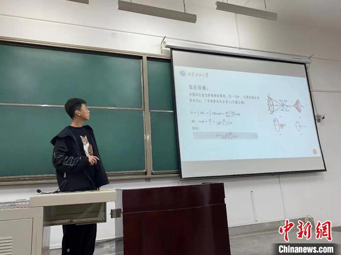 张高赫参加校园活动。 受访者供图 张高赫参加校园活动。 受访者供图