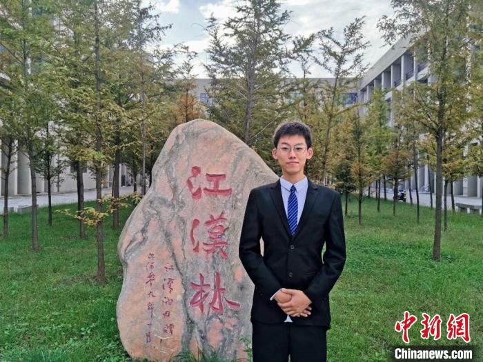 张高赫在西安石油大学拍照留念。 受访者供图 张高赫在西安石油大学拍照留念。 受访者供图