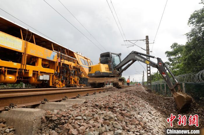 图为铁路部门紧急抢修。 汪翰 摄 图为铁路部门紧急抢修。 汪翰 摄