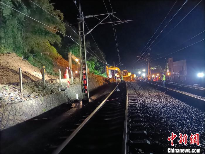 铁路部门全力迎战韶关特大水害冲击 保铁路运输安全 广铁集团供图 铁路部门全力迎战韶关特大水害冲击 保铁路运输安全 广铁集团供图