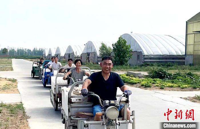 饲养员们拉着满车的肉种鸭蛋行进在“甜蜜”希望之路上。 朱志庚 摄 饲养员们拉着满车的肉种鸭蛋行进在“甜蜜”希望之路上。 朱志庚 摄