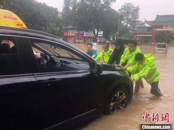 救援人员营救被困在汽车内的民众。 韶关市政府 供图 救援人员营救被困在汽车内的民众。 韶关市政府 供图