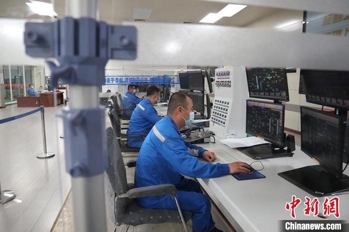 工人在工作 苍雁 摄 工人在工作 苍雁 摄