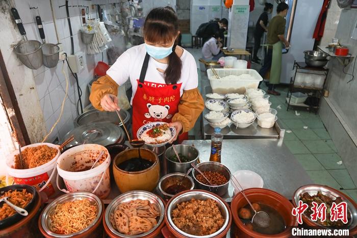 5月24日，江西南昌，秦坚红老店里的店员正在制作一碗南昌拌粉。<a target=