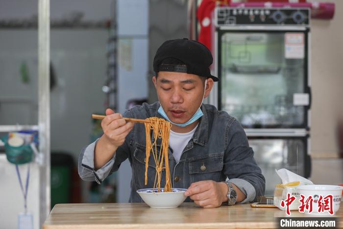 5月18日，江西南昌，一位市民在秦坚红的新店里吃南昌拌粉。 <a target=