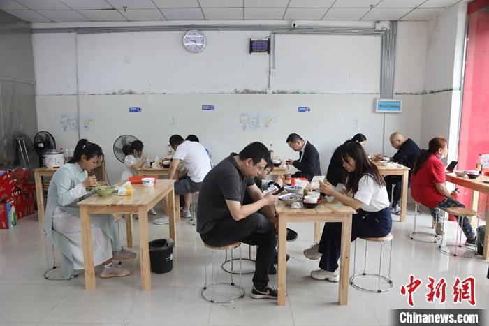 5月18日，江西南昌，不少市民在秦坚红的新店里吃早餐。 <a target=