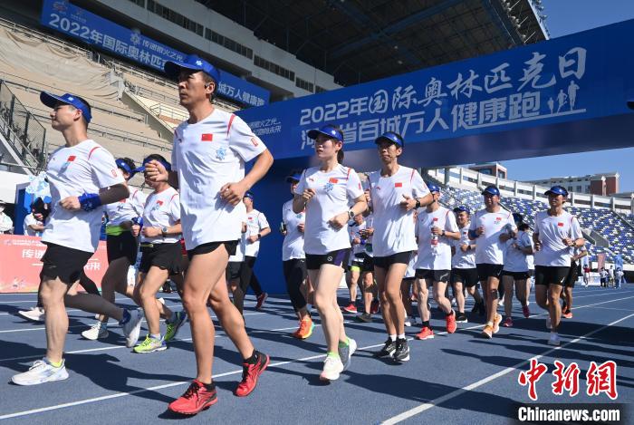 图为路跑爱好者、健身达人共同参与当日的健康跑活动。　翟羽佳 摄