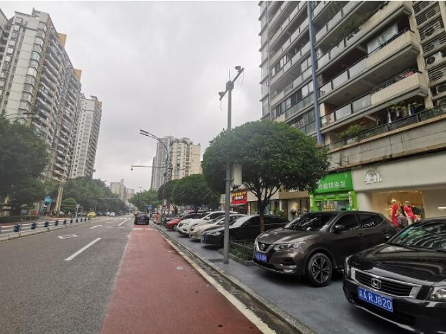 松石北路，车辆有序停放。市住房城乡建委供图