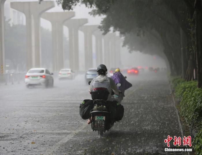 资料图:6月10日,广西柳州市遭遇持续暴雨,四处天水一片。 蒙鸣明 摄 资料图:6月10日,广西柳州市遭遇持续暴雨,四处天水一片。 蒙鸣明 摄