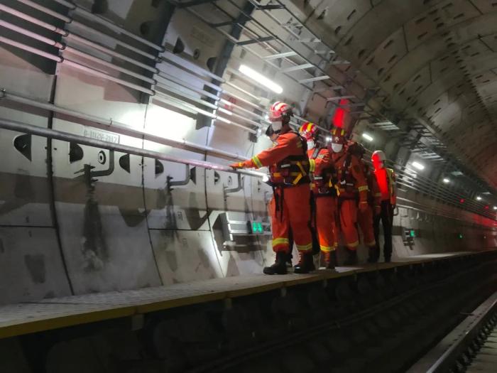 太原市消防救援支队高新大队联合太原中铁轨道公司开展地铁防汛综合应急演练。图片来源:太原消防微信公众号 太原市消防救援支队高新大队联合太原中铁轨道公司开展地铁防汛综合应急演练。图片来源:太原消防微信公众号
