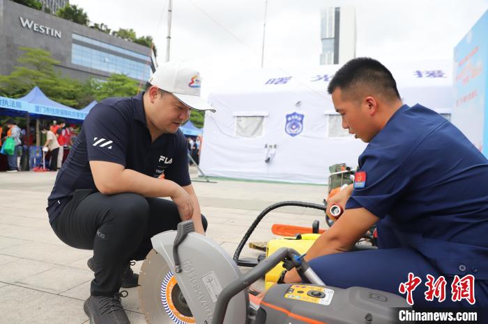 消防救援人员为市民介绍各类消防装备器材。 福建省森林消防总队厦门市驻防分队供图 消防救援人员为市民介绍各类消防装备器材。 福建省森林消防总队厦门市驻防分队供图
