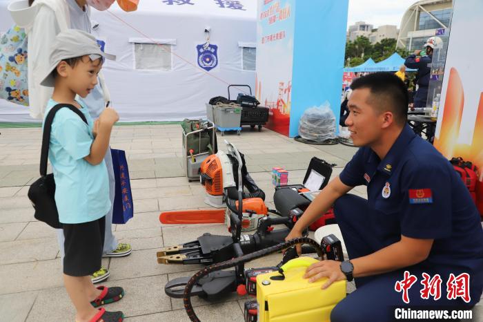 小朋友与消防救援人员进行互动。 福建省森林消防总队厦门市驻防分队供图 小朋友与消防救援人员进行互动。 福建省森林消防总队厦门市驻防分队供图
