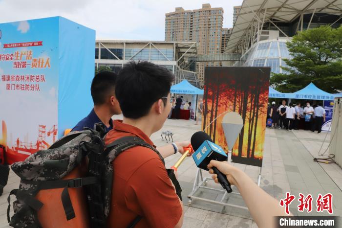 市民正在体验操作森林防灭火装备“水枪打靶” 。 福建省森林消防总队厦门市驻防分队供图 市民正在体验操作森林防灭火装备“水枪打靶” 。 福建省森林消防总队厦门市驻防分队供图
