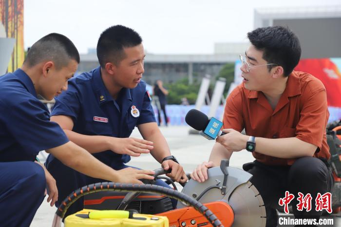 消防救援人员通过网上直播方式向广大网友普及相关安全知识。 福建省森林消防总队厦门市驻防分队供图 消防救援人员通过网上直播方式向广大网友普及相关安全知识。 福建省森林消防总队厦门市驻防分队供图