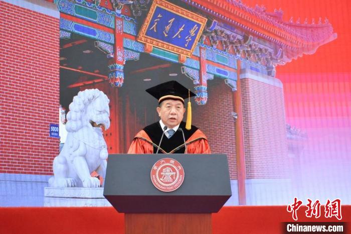 上海交通大学校长、中国工程院院士林忠钦以《坚守责任之心，勇担使命之任》为主题，勉励莘莘学子。　上海交大供图