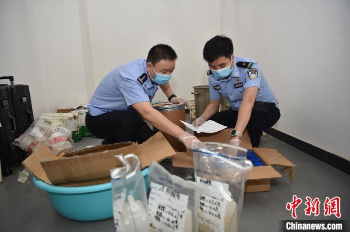 图为民警正在清点缴获的涉案物品。　重庆市公安局供图