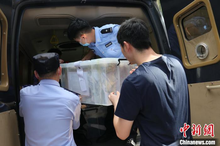 民警将封箱的毒品装入特警防爆车 广铁警方供图