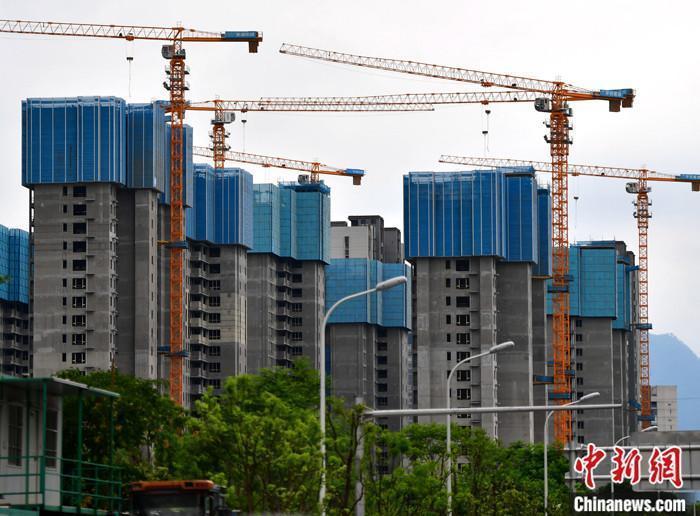 资料图：正在建设中的房地产楼盘。 <a target=