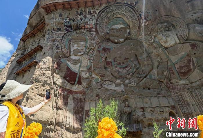 图为游客游览拉梢寺摩崖大佛。　刘玉桃 摄