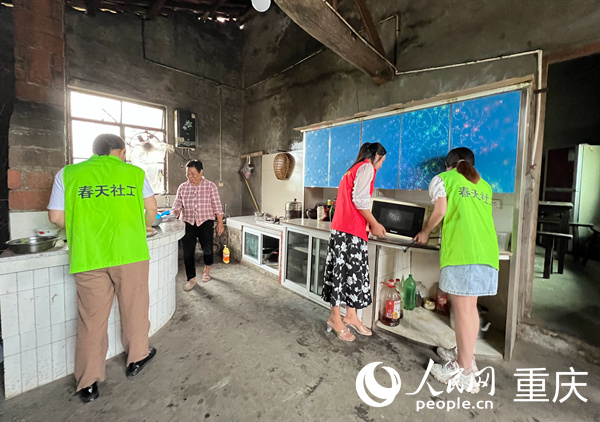 春天社工和志愿者在帮陶天平做家务。人民网 胡虹摄