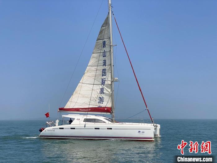 航海探险者杨建新驾驶帆船起航。 赵亮 摄 航海探险者杨建新驾驶帆船起航。 赵亮 摄