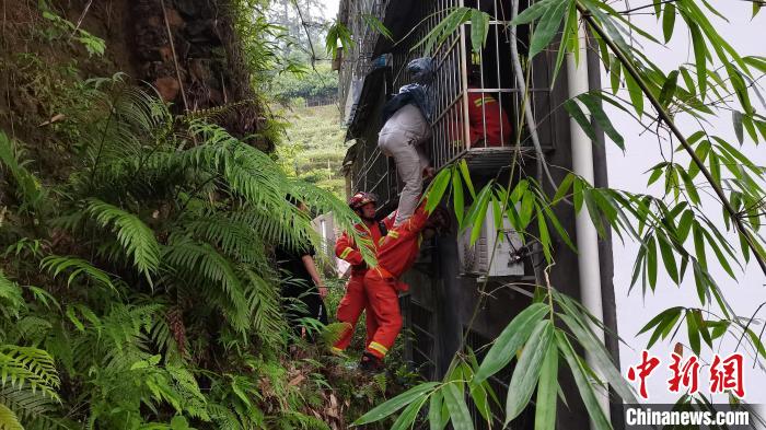 图为消防救援人员正在营救被困人员。　韦昌华 摄