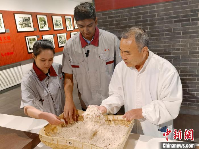 在华留学生河北定兴体验传承351年甜面酱制作技艺