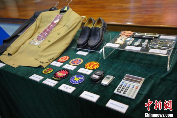 陈镜开家属向家乡捐赠55件举重珍品。图为捐赠的珍品陈列 李纯 摄 陈镜开家属向家乡捐赠55件举重珍品。图为捐赠的珍品陈列 李纯 摄