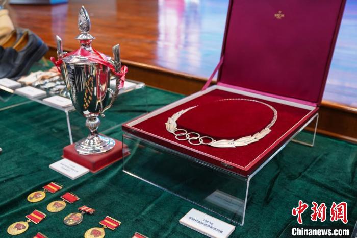 陈镜开家属向家乡捐赠55件举重珍品