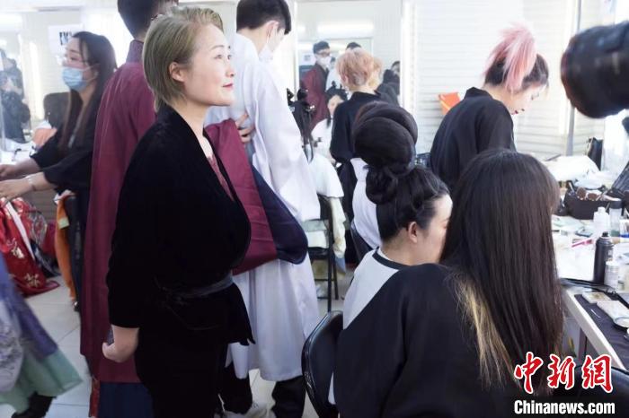 徐向珍(左)指导学生进行妆造设计。 寿亦萍 供图 徐向珍(左)指导学生进行妆造设计。 寿亦萍 供图