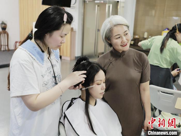 一双巧手还原传统妆造之美新阶层人士徐向珍让“美美与共”