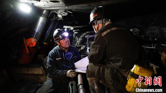 方跃忠擅长结合工作实际进行技术创新。　刘嘉伟 摄